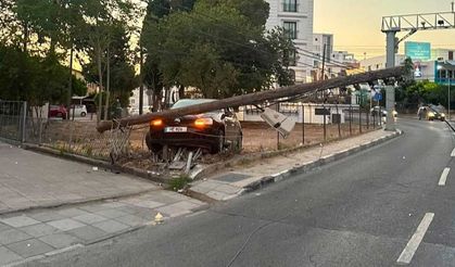 Direksiyon hakimiyetini kaybetti, elektrik direğine çarptı