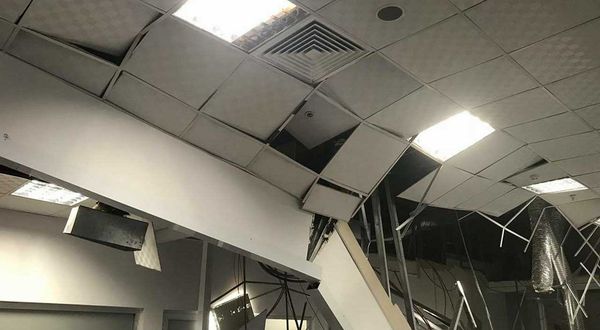 Hastanesi’ndeki bir odanın asma tavanı aşırı yağışlar nedeniyle yıkıldı