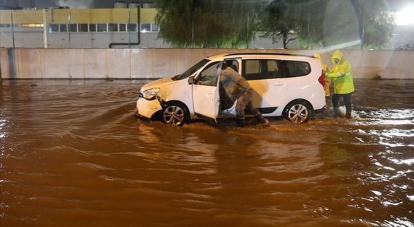 İzmir'de sağanak nedeniyle su baskınları oluştu