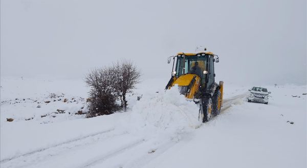 Antalya'nın bazı ilçelerinde karla mücadele çalışması yapılıyor