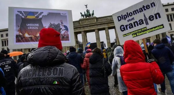 Almanlar ve Fransızlar, hükümetlerinin Ukrayna’ya silah yardımı yapmasını protesto etti