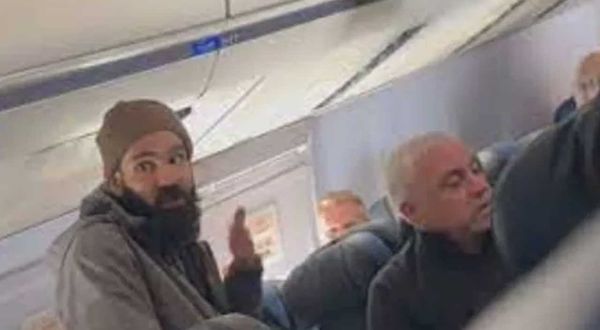 Uçakta korku dolu anlar! Bir yolcu uçağın acil çıkış kapısını açmaya çalıştı