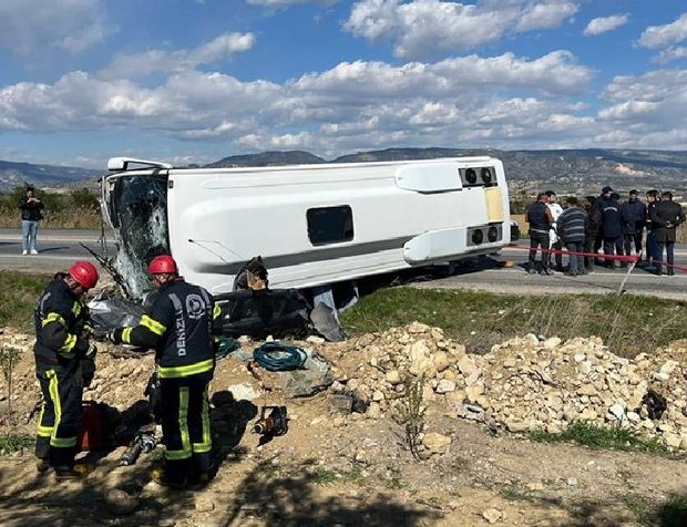 Denizli'de tur midibüsü ile otomobil çarpıştı, 2 kişi öldü, 23 kişi yaralandı