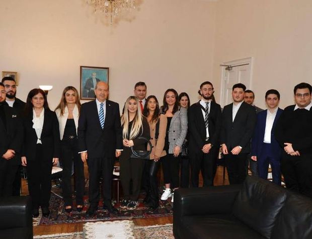 Cumhurbaşkanı Tatar, Londra’da Kıbrıs Türk örgütleri temsilcileri ve gençlerle bir araya geldi