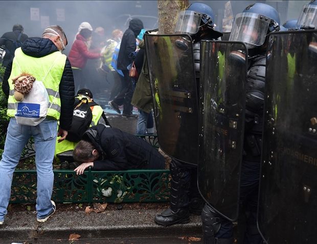 Fransa'da emeklilik reformu karşıtı gösteri öncesi 14 kişi gözaltına alındı 