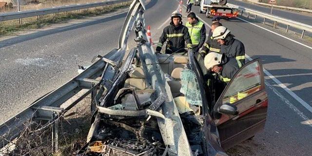 Bariyerlere ok gibi saplanan araçtan sağ çıktı