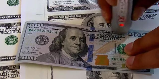 Aldıklarını sahte dolar ile ödedi!