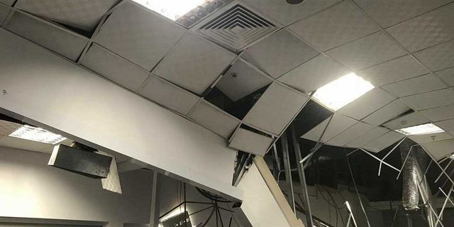 Hastanesi’ndeki bir odanın asma tavanı aşırı yağışlar nedeniyle yıkıldı