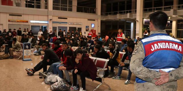 Türkiye’de son bir haftada 2 bin 391 yasa dışı göçmen sınır dışı edildi