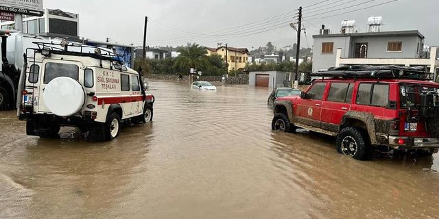 Sivil Savunma ekiplerinden Girne ve Gazimağusa’da meydana gelen su taşkınlarına müdahale
