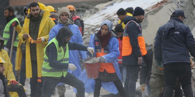 10 kenti yıkan depremlerde ikinci gün: Can kaybı 5 bin 894'e yükseldi