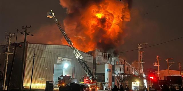 Kocaeli'de fabrikada çıkan yangına müdahale ediliyor