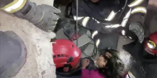 Kahramanmaraş'ta itfaiye ekipleri 4 yaşındaki çocuğu depremin 42. saatinde kurtardı
