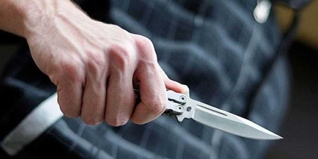 Babasını kalbinden bıçaklayarak öldürdü