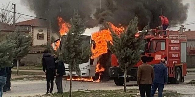 25 öğrencinin bulunduğu servis midibüsünde yangın