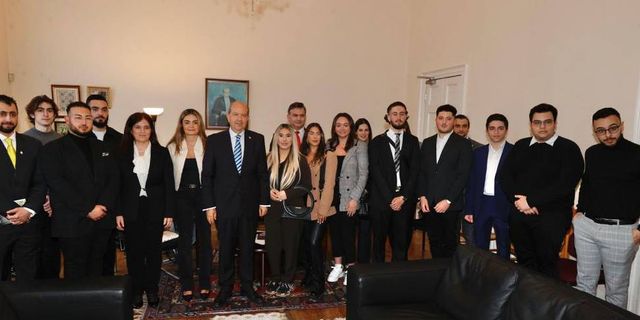 Cumhurbaşkanı Tatar, Londra’da Kıbrıs Türk örgütleri temsilcileri ve gençlerle bir araya geldi