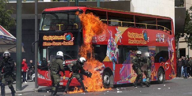 Yunanistan'da geçen haftaki tren kazası nedeniyle yapılan eyleme polis müdahale etti