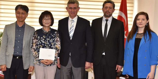 Güney Koreli çift, depremzedeler için topladıkları bağışı Büyükelçiliğe iletti