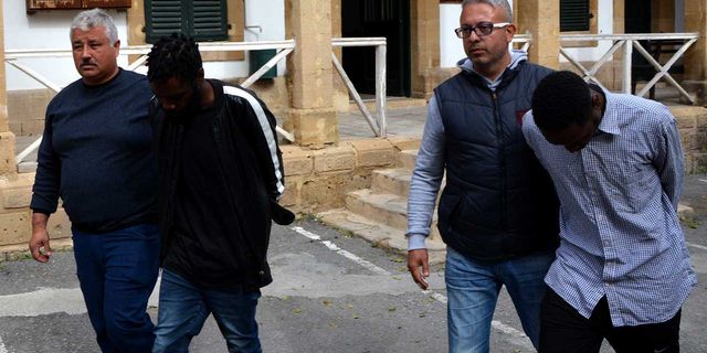 Kadınları taciz edip polisleri darp ettiler