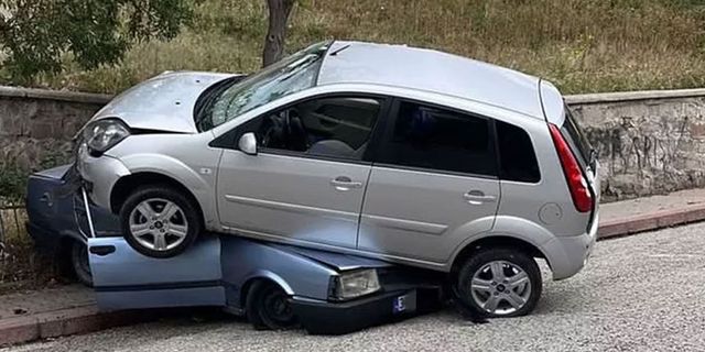 Görenler şaşkına döndü! Çarptığı arabanın üstüne çıktı