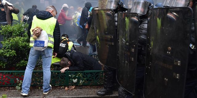 Fransa'da emeklilik reformu karşıtı gösteri öncesi 14 kişi gözaltına alındı 