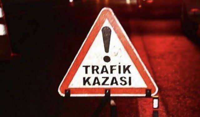 Alkollü sürücü evin önünde park halindeki araca çarptı