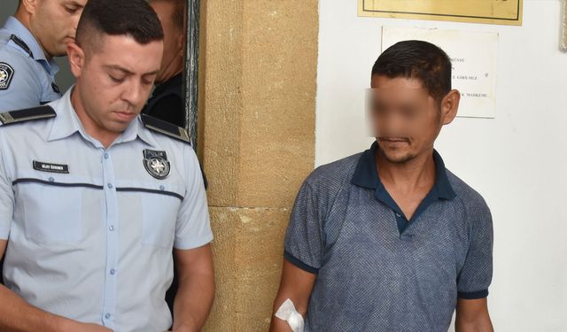 Hırsızlık için girdi, evdeki içkiyi içti, çaldığı telefonla yerde uyuya kaldı!