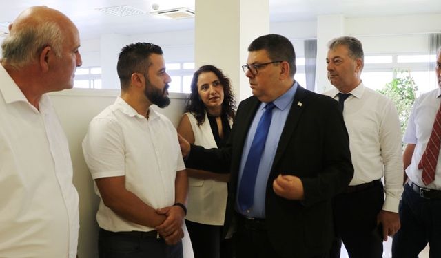 Maliye Bakanı Berova, Vergi Dairesi Girne Şubesi'nde İncelemelerde Bulundu
