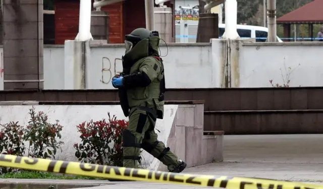 Kavga eden sevgililer pencereden sokağa valiz fırlattı: Olaya bomba imha uzmanları dahil oldu