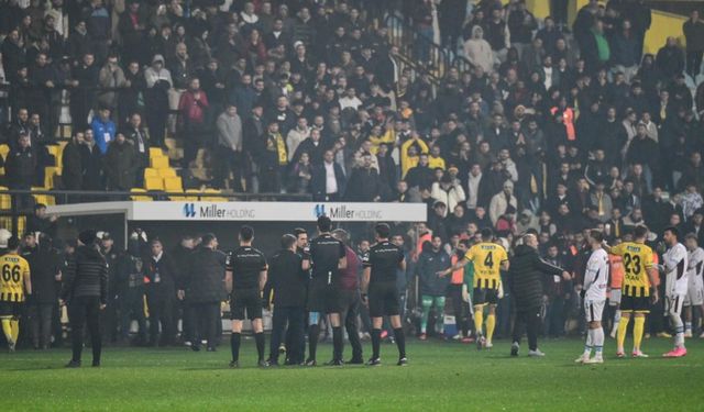 İstanbulspor hakem kararlarına tepki olarak sahadan çekildi