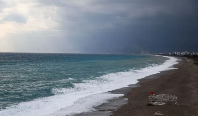Antalya'yı fırtına vurdu... Uçak seferleri iptal edildi, dev dalgalar oluştu