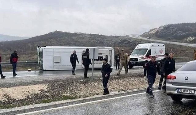 Türkiye'de futbolcuları taşıyan araç devrildi: Yaralılar var