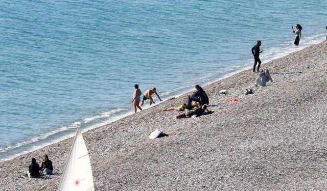 Antalya'da ocak ortasında denize girdiler