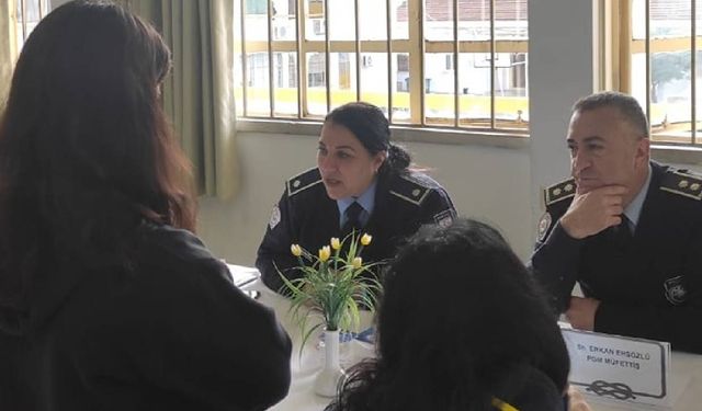 Polis Okulu Müdürlüğü personeli, kariyer gününde Haydarpaşa Ticaret Lisesi öğrencileri ile buluştu