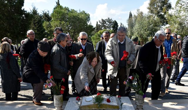 Demokrasi Şehitleri anıldı, kabirlere karanfiller bırakıldı