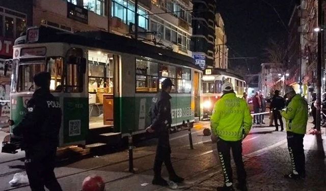 Torununu kurtarmak isterken tramvayın altında kaldı