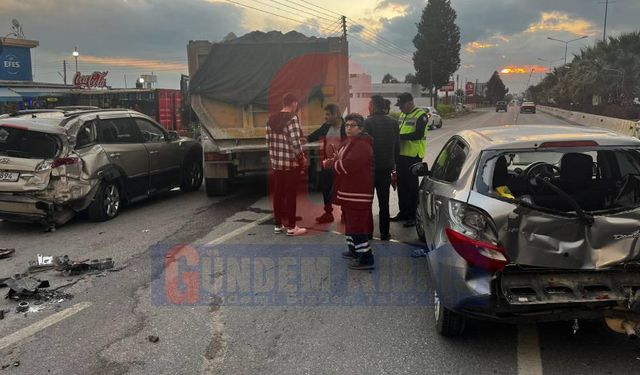 Dikkatsiz TIR sürücüsü iki farklı araca çarptı: Şans eseri yaralanan yok...