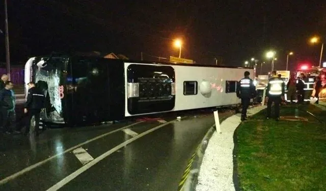 Balıkesir'de yolcu otobüsü devrildi: 1 ölü, 20 yaralı