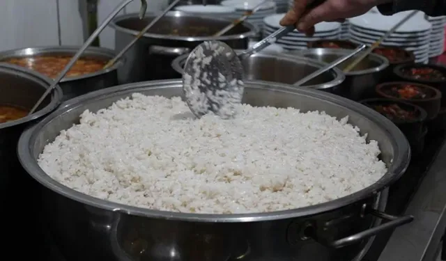 Herkesin bildiği yanlışı ünlü şef ve uzmanlar açıkladı: Pişirmeden önde pirinci yıkamak gerekir mi?