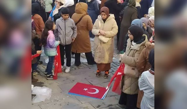 Erdoğan konuşurken dikkat çeken anlar! Türk bayrağını yere serip namaz kıldı
