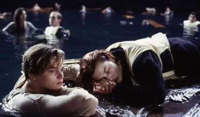 Titanic'te Rose'u hayatta tutan kapı rekor fiyata satıldı