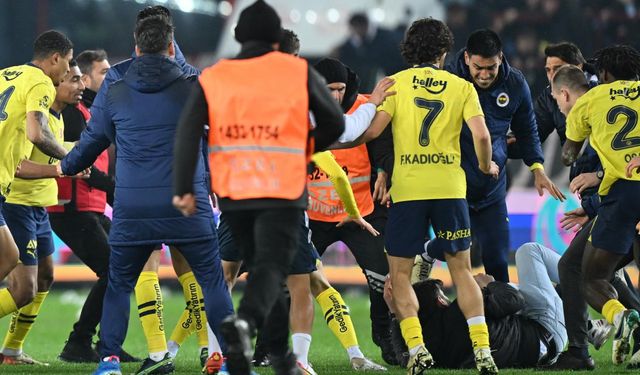 Trabzonspor-Fenerbahçe maçının ardından saha içinde arbede yaşandı