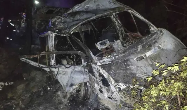 Adana'da uçuruma devrilen minibüs yandı: 3 ölü, 18 yaralı