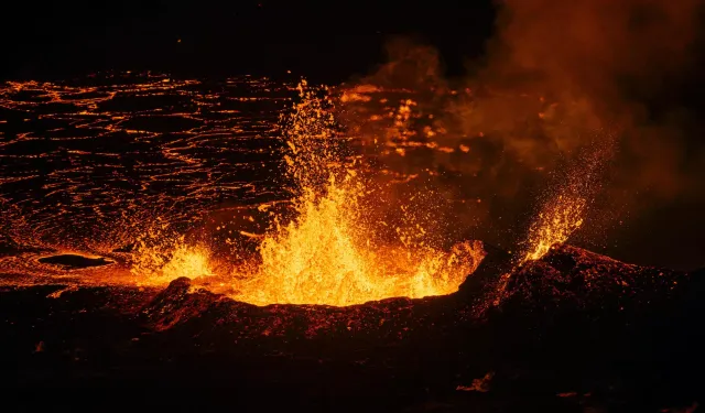 Sıcaklığın 500 dereceye kadar çıktığı yanardağ ateşinde mangal yapıyorlar