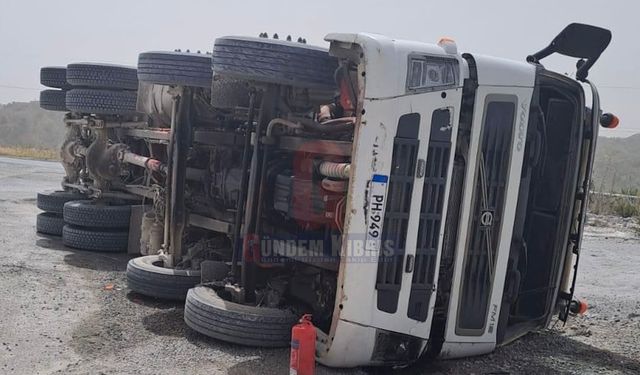 Girne Dağyolu'nda kaza... Kum yüklü kamyon devrildi!