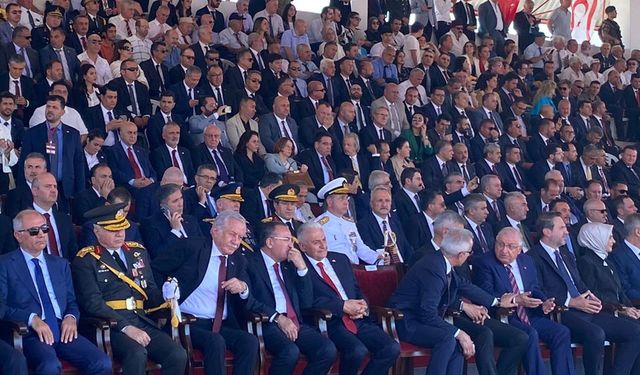 Lefkoşa Dr. Fazıl Küçük Bulvarı’nda tören ve resmi geçit