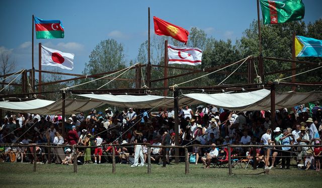 Büyük Hun Türk Kurultayında KKTC bayrağı dalgalandı!