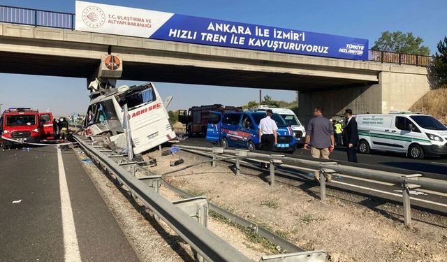 Ankara'da otobüs köprüye saplandı: 9 can kaybı