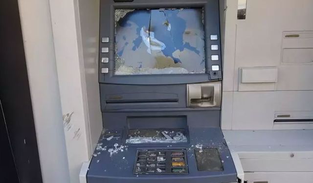 İşlem yapamadığı ATM'ye çekiçle böyle saldırdı!