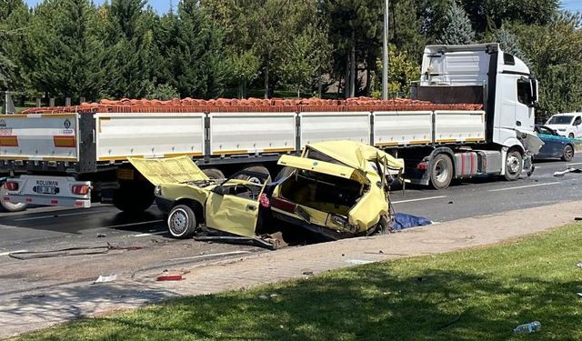 Eskişehir'de karşı şeride geçen otomobil iki araca çarptı: 1 ölü, 3 yaralı